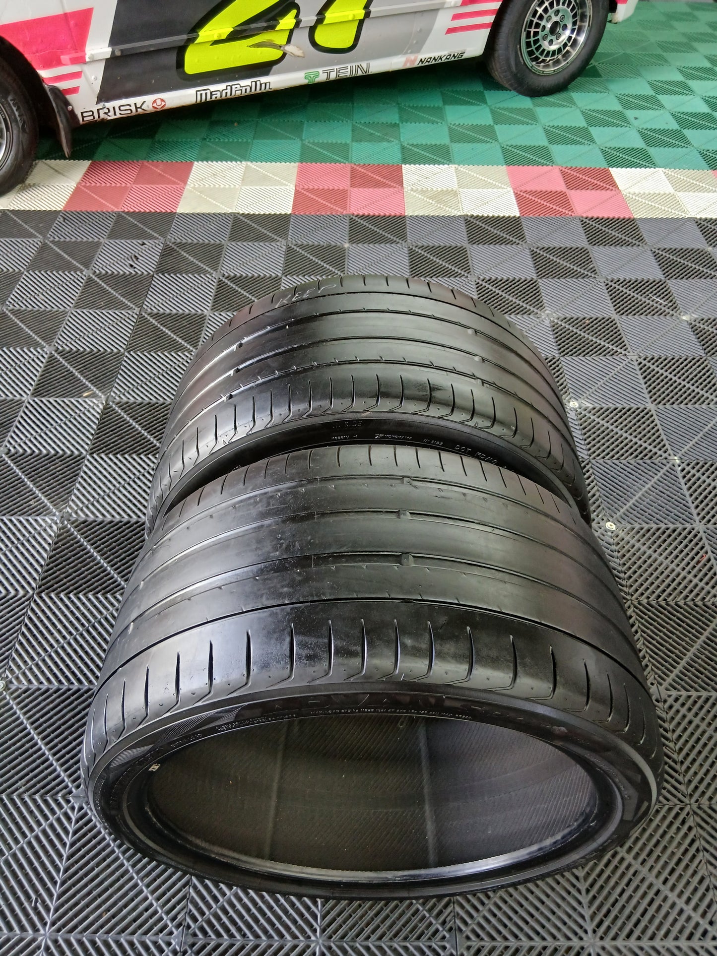 2 x Yokohama Advan Sport V105 - 305/30R20